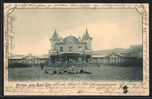 AK Bad-Orb, Aussenansicht der Kinderheilanstalt mit Kindern auf einer Wiese