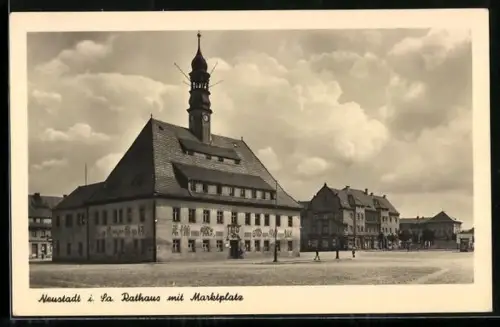 AK Neustadt i. Sa., Rathaus mit Marktplatz