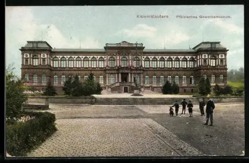 AK Kaiserslautern, Pfälzisches Gewerbemuseum mit kleiner Versammlung