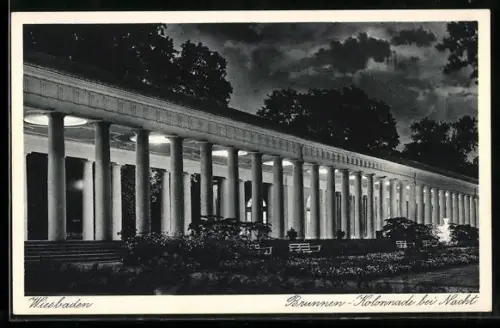 AK Wiesbaden, Brunnen-Kolonnade bei Nacht
