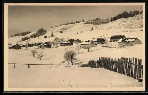 AK Wiederhofen /bayer. Allgäu, Winterliche Ortsansicht mit Bauernhöfen und verschneiten Hügeln