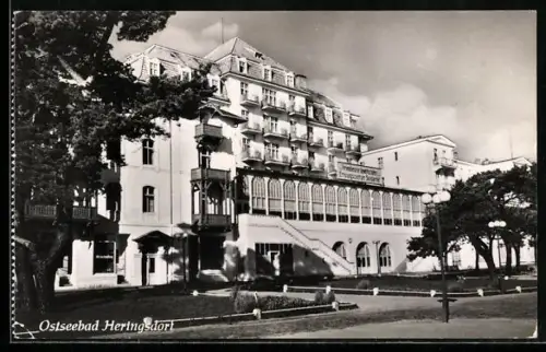 AK Heringsdorf / Ostseebad, Hotelgebäude mit Veranda und Parkanlage