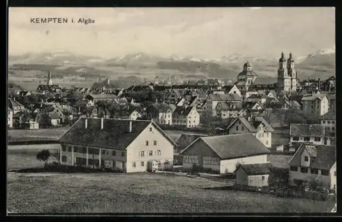 AK Kempten i. Allgäu, Stadtansicht mit Kirche und Allgäuer Alpen