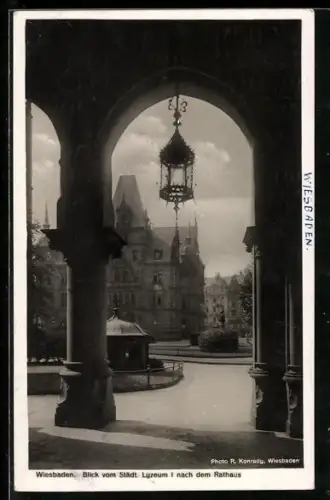 AK Wiesbaden, Blick vom Städt. Lyzeum I nach dem Rathaus