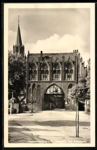 AK Neubrandenburg i. M., Stargarder Tor, Aussenansicht
