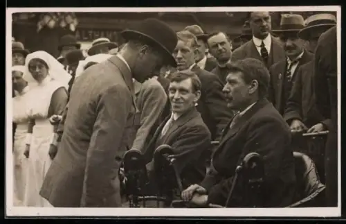 Foto-AK Prince of Wales mit Männern und Krankenschwestern