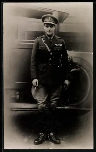 Foto-AK Prinz von Wales in Uniform vor einem Auto