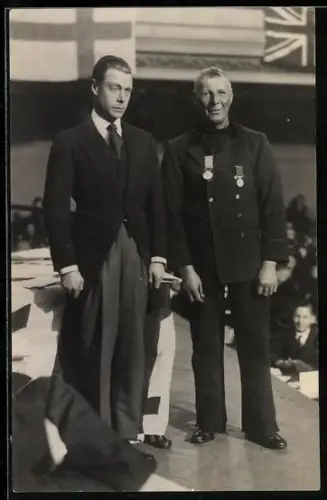 Foto-AK Prinz von Wales und Henry Blogg auf einer Bühne stehend
