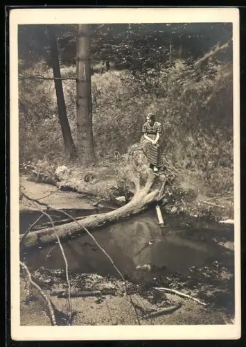 Künstler-AK Sulamith Wülfing: Aus meinem Leben, Die Spiegelung, Reflektion der Künstlerin im Wasser