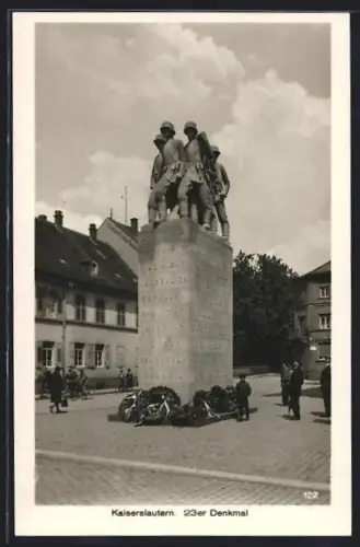 AK Kaiserslautern, 23er Denkmal mit Kränzen, Besucher