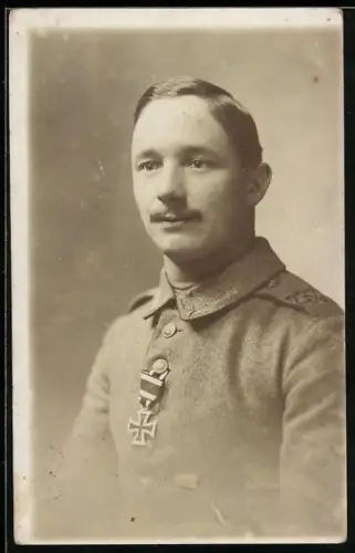 Foto-AK Uniformfoto von Soldaten mit Eisernem Kreuz