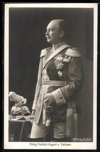 AK König Friedrich August von Sachsen in Uniform mit Kürassierhelm d. Garde-Reiter-Regiment