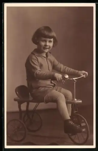 Foto-AK Lächelndes Kind auf einem Dreirad