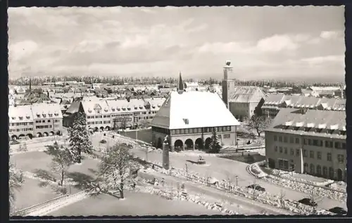 AK Freudenstadt /Schwarzwald, Marktplatz mit Stadt u. Rathaus im Winter