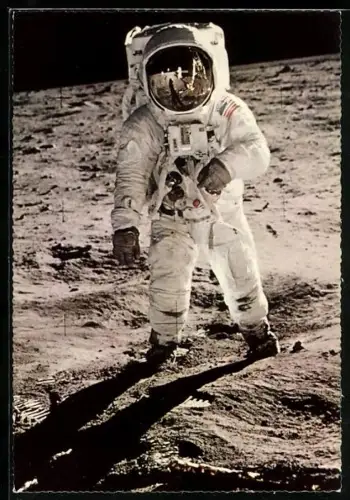 AK Edwin Aldrin, Astronaut bei seinen ersten Gehversuchen auf dem Mond, mit Landefähre Eagle im Spiegelbild des Helms