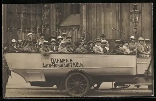 Foto-AK Bus von Dahmen`s Auto-Rundfahrt Köln mit Fahrgästen vor dem Kölner Dom