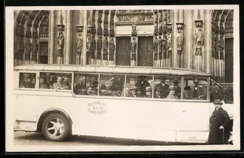Foto-AK Autobus von Dahmen`s Auto-Rundfahrt Köln mit Fahrgästen vor dem Kölner Dom