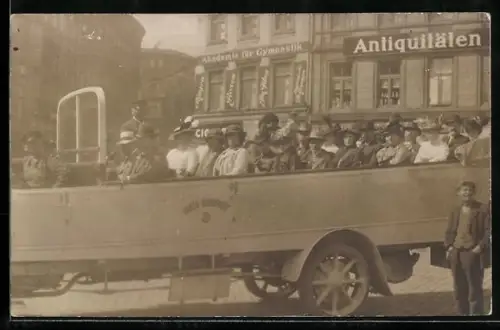 Foto-AK Bus der Hansa-Rundfahrten mit Passagieren vor Antiquitäten-Geschäft