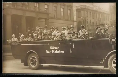 AK Bus von Käse`s Rundfahrten mit zahlreichen Fahrgästen in Berlin, Unter den Linden 1928