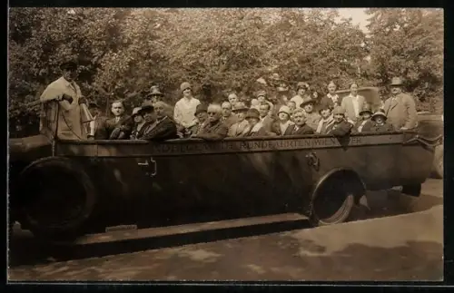 AK Wien, Bus der Wohlgemuth Rundfahrten mit Fahrgästen bei Rundfahrt durch Wien