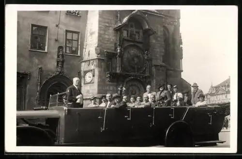 Foto-AK Prag, Bus einer Rundfahrt-Gesellschaft mit Fahrgästen bei Fahrt durch Prag 1937