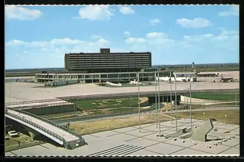 AK Toronto, The New Aeroquay as seen from the Administration Building, Flughafen