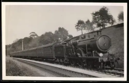 Foto-AK Britische Lokomotive Nr. 8900 der LNER mit Personenzug in Fahrt, englische Eisenbahn