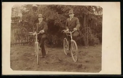 Foto-AK Zwei Herren mit Hut jeweils mit ihrem Fahrrad