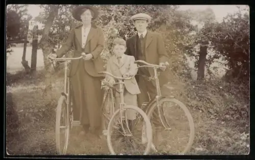 Foto-AK Eltern mit ihrem Kind, jeder mit seinem Fahrrad