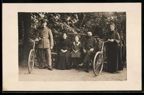 Foto-AK Soldat in Uniform mit Fahrrad, Frau mit Fahrrad