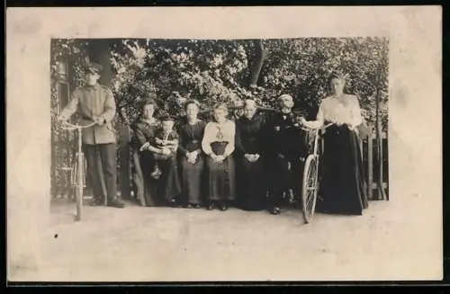 Foto-AK Soldat in Uniform und Frau jeweils mit ihrem Fahrrad, Kind im Matrosenanzug