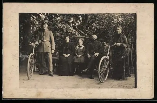 Foto-AK Soldat in Uniform und Frau jeweils mit Fahrrad