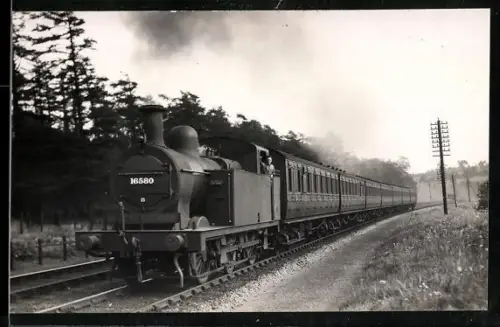 AK Britische Lokomotive Nr. 16580 mit Personenzug in Fahrt, englische Eisenbahn