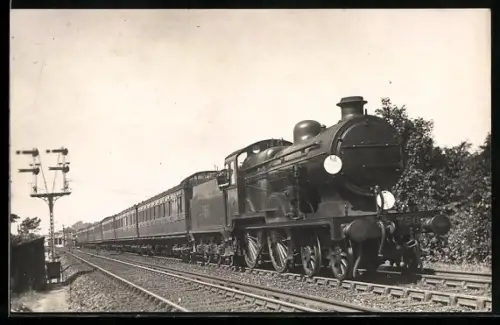 AK Britische Lokomotive Nr. 786 mit Tender und Personenwaggons, englische Eisenbahn