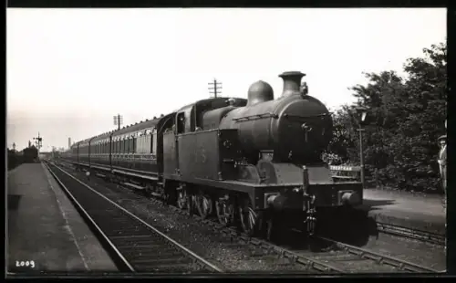 AK Britische Lokomotive Nr. 2054 der LMS am Bahnsteig von Trentham, englische Eisenbahn