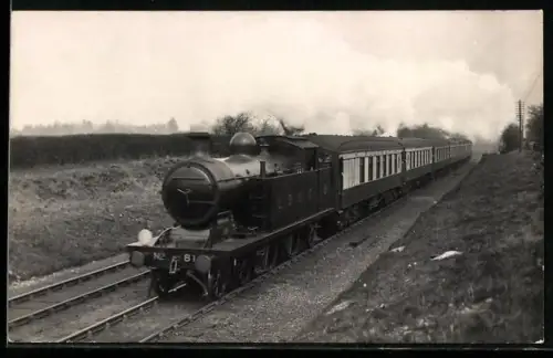 AK Britische Lokomotive Nr. 81 der LBSC von der Bahndammböschung aus aufgenommen, englische Eisenbahn