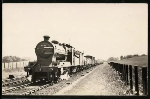 Foto-AK Britische Lokomotive Nr. 17951 mit Güterwaggons in Fahrte, englische Eisenbahn