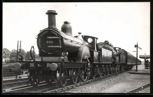 AK Britische Lokomotive Nr. 603 mit zweiter Lokomotive an einem Bahnhof