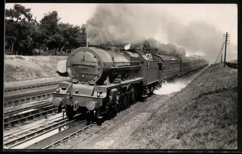 Foto-AK Britische Lokomotive Nr. 6117 mit Personenwaggons in schneller Fahrt, englische Eisenbahn