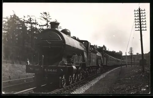 AK Britische Lokomotive Nr. 4440 mit Personenzug in Fahrt, englische Eisenbahn