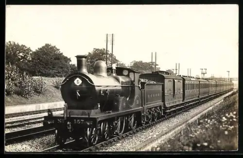 AK Britische Lokomotive Nr. 157 mit Personenzug in Fahrt, englische Eisenbahn