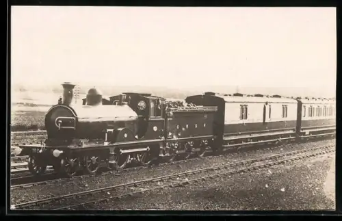 AK Britische Lokomotive Nr. 1423 der CNSR mit Tender und Personenwaggons, englische Eisenbahn