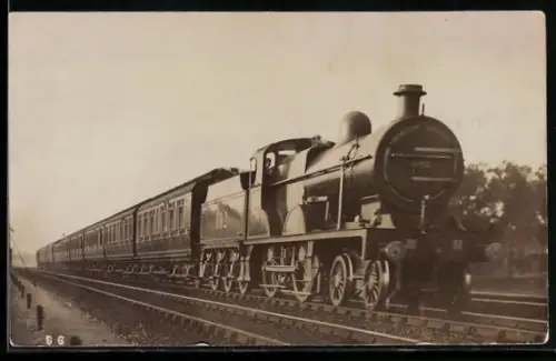 AK Britische Lokomotive Nr. 992 mit Personenzug passiert Harpenden, englische Eisenbahn