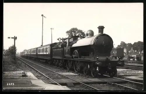 AK Britische Lokomotive mit Personenzug fährt in den Bahnhof von Bushey ein, englische Eisenbahn