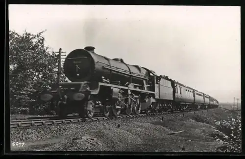 AK Britische Lokomotive mit Kohlentender und Personenwaggons in Fahrt, englische Eisenbahn