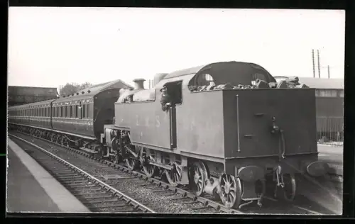 Foto-AK Britische Lokomotive Nr. 2326 der LMS in Heckansicht am Bahnsteig, englische Eisenbahn