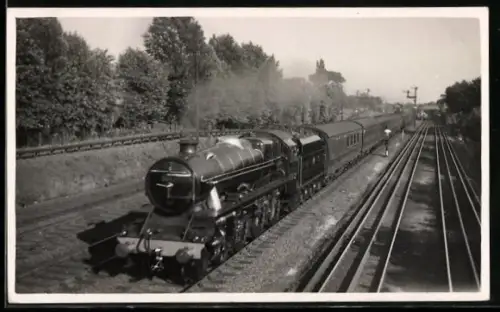 AK Britische Lokomotive Nr. 5552 mit Personenzug von einer Brücke aus aufgenommen, englische Eisenbahn