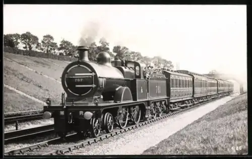 AK Britische Lokomotive Nr. 767 mit Tender und Personenwaggons nahe Mill Hill, englische Eisenbahn
