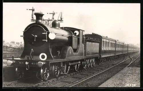 AK Britische Lokomotive Nr. 419 mit Personenwaggons am Bahnsteig, englische Eisenbahn