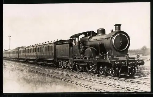 AK Britische Lokomotive Nr. 8900 der LNER mit Personenzug, englische Eisenbahn